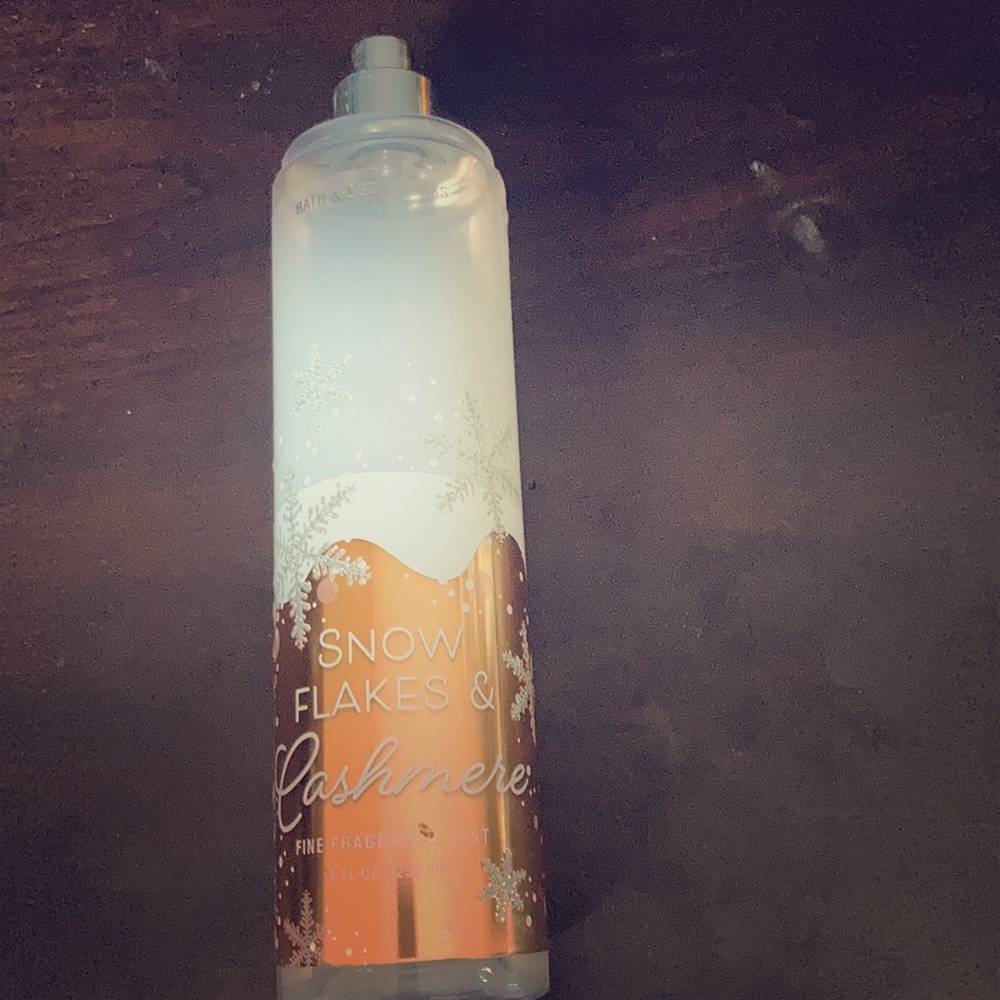 Snow flakes cashmere mist